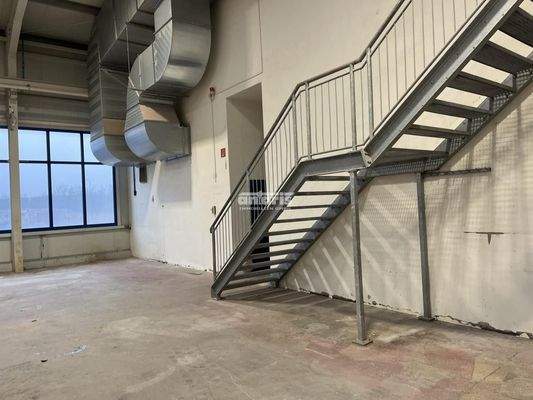 Halle 1 mit Treppe