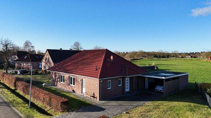 Blick zum Haus, eingebettet in grüner Landschaft (