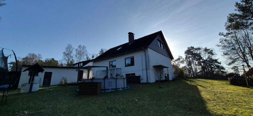 Rückansicht Garage und Haus 