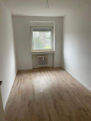 Leeres Zimmer mit Fenster