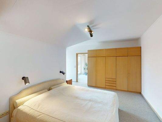 Rückzugsort im Obergeschoss mit großzügigem Schlafbereich.