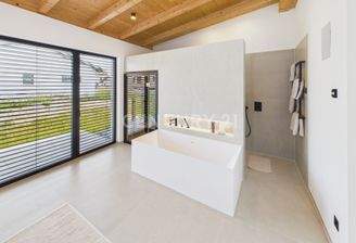 Badezimmer mit Infrarot-Wärmekabine
