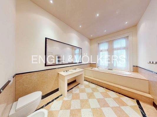 Tageslicht-Badezimmer mit Badewanne