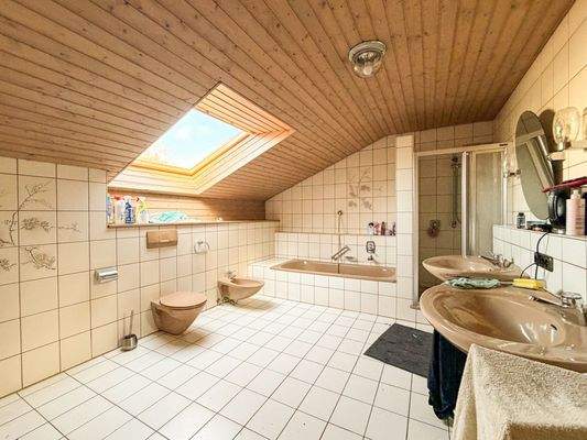 Badezimmer im Dachgeschoss