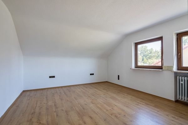 14 m² großes Kinderzimmer 2 im Dachgeschoss