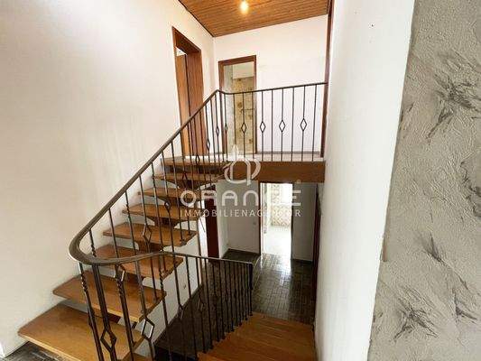 Die innenliegende Treppe nach unten und oben...