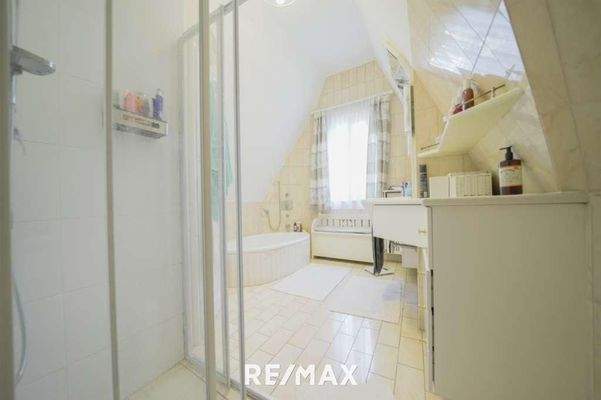 Badezimmer mit Dusche und Wanne