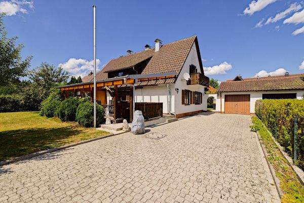 Gebäudeansicht / Hauseinfahrt 