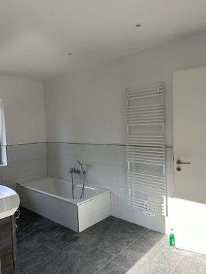 Vollbad in weiß / grau 