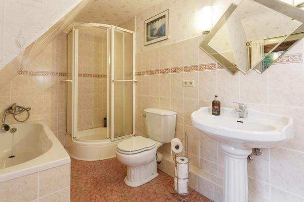 Badezimmer Dachgeschoss.jpg