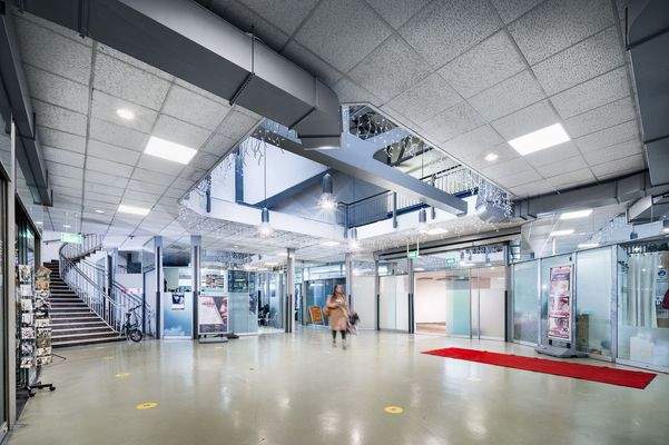 brueckcenter-laden-platz-blick-hinten-2-web[1]