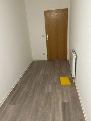 zur Eingangstür hin