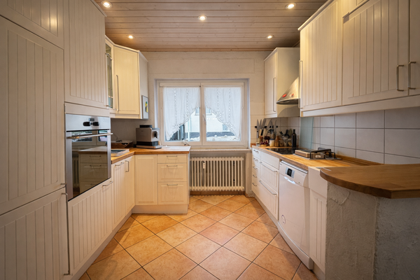 Helle Küche mit winterlichem Ausblick