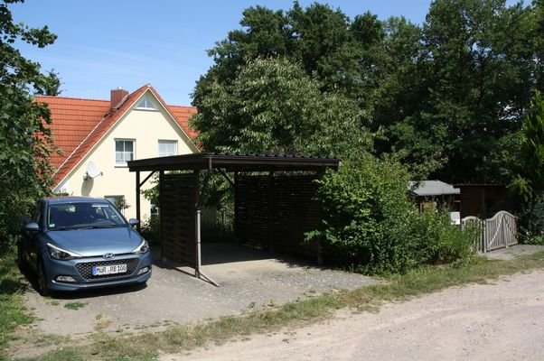 Carport und Stellplatz