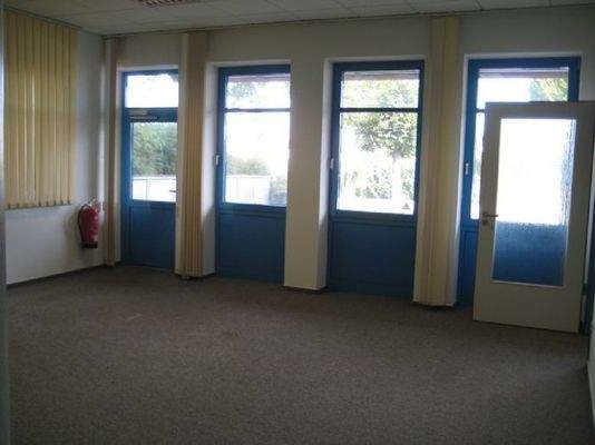 Büro o. Lagerraum 2; Fensterfront mit Tür