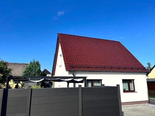 Haus 1 Frontansicht mit Sitzecke