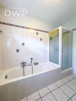 Tageslichtbad mit Dusche und Badewanne im EG