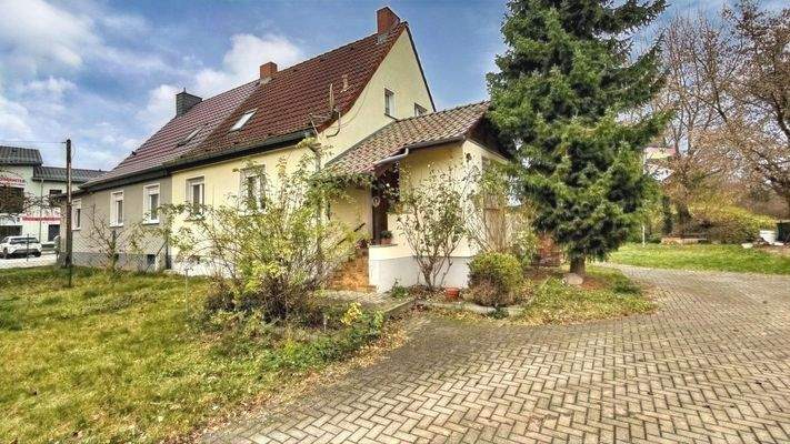 Immobilie und Auffahrt