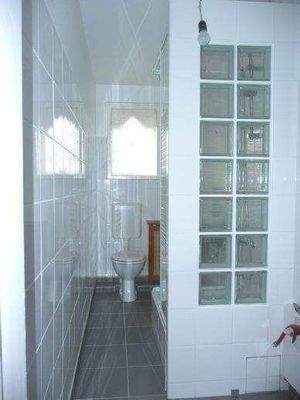 modern gefliestes Bad / WC