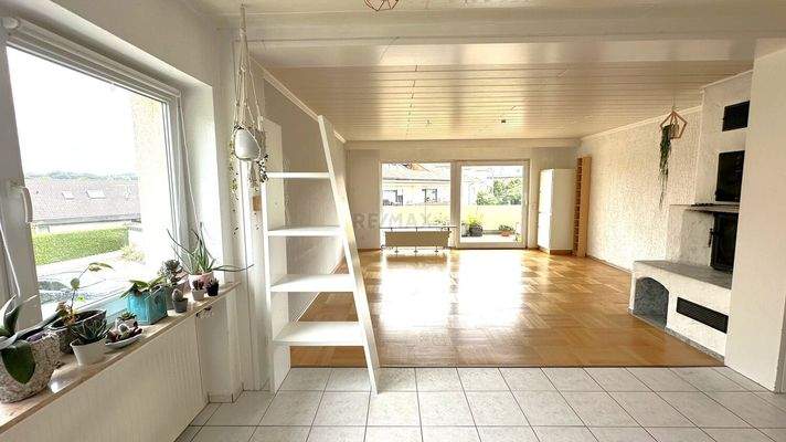 Essbereich mit Blick ins Wohnzimmer