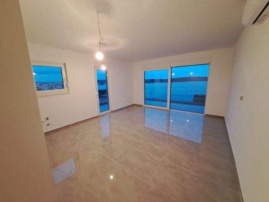 Modernes Wohnzimmer mit Terrasse