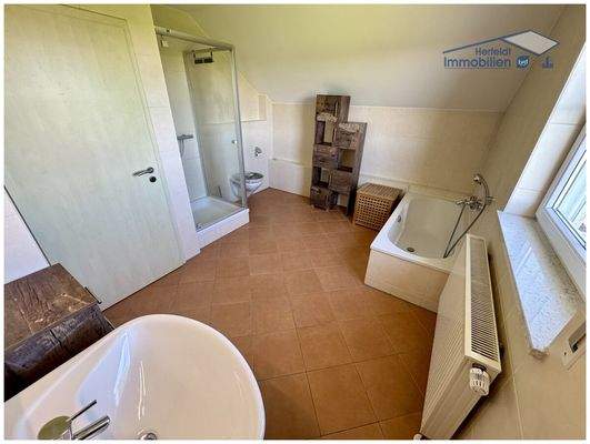 Modernes Bad mit Wanne und Dusche