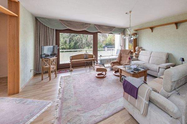 lichtdurchflutetes Wohnzimmer im OG