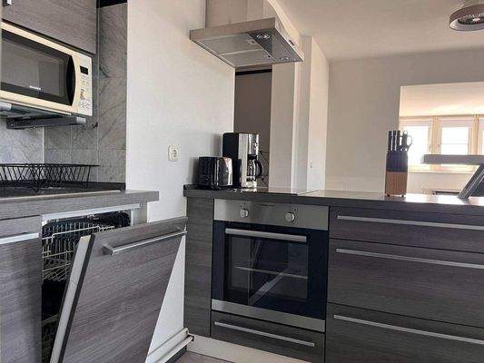 auch ist eine Kaffeemaschine vorhanden