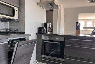 auch ist eine Kaffeemaschine vorhanden