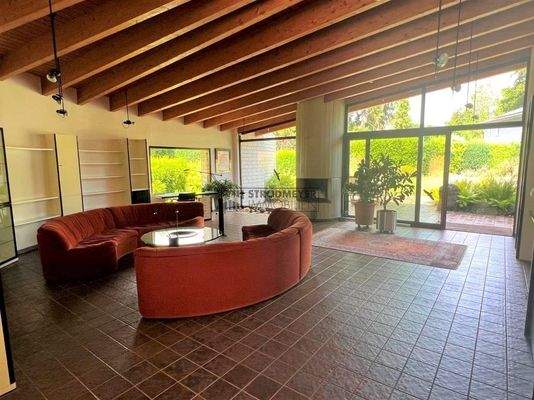 großzügiges Wohnzimmer