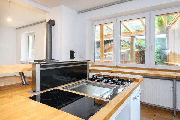 Moderne, helle Einbauküche mit Kochinsel | EG