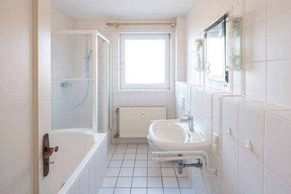 Tageslichtbad mit Badewanne und Dusche.