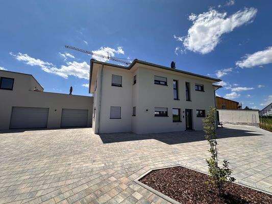 Außenansicht Eingang und Garagen