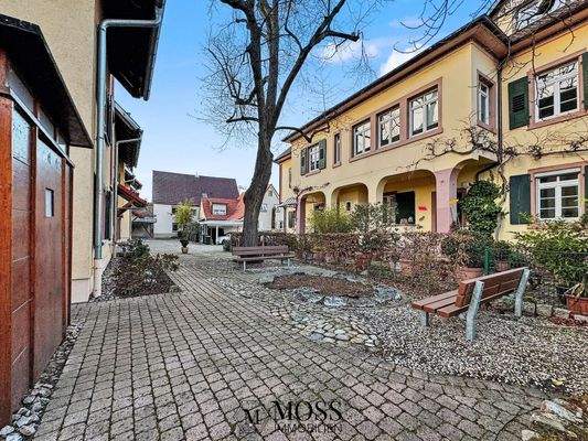 Innenhof mit Bänken 