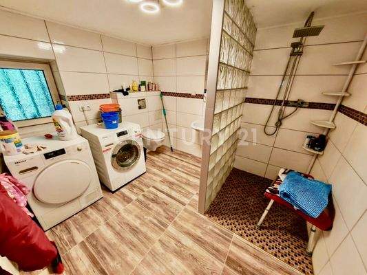 2. Bad mit bodenenbener Dusche EG