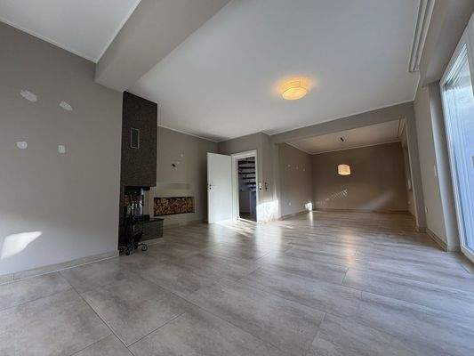 Wohnzimmer mit Kamin und Blick auf Esszimmer