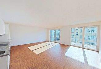 Ansicht I: Wohn- und Esszimmer mit offenem Küchenbereich