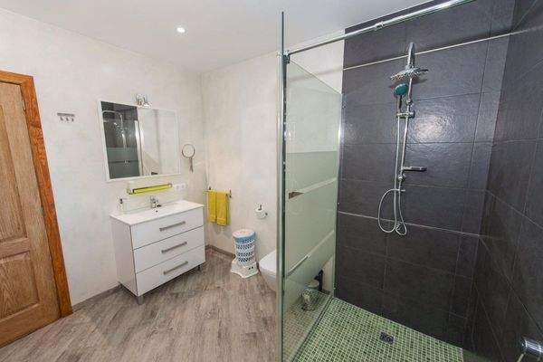 Geräumiges Badezimmer mit Dusche