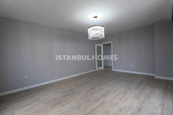Newly-Built Flat near Highway in İstanbul Sultangazi