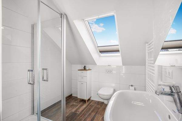 Duschbad mit nahezu bodengleicher Dusche und Tageslicht