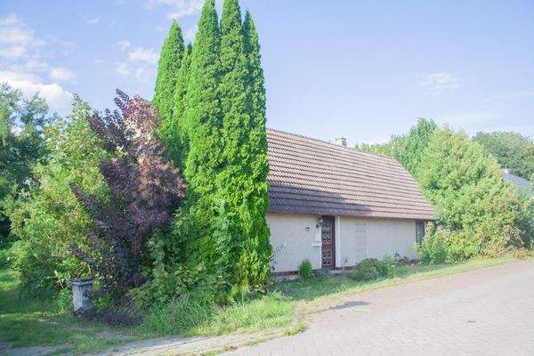 Haupthaus mit Zugang hinteres Grundstück links