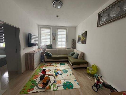 Wohnzimmer mit Durchgang zum Schlafzimmer