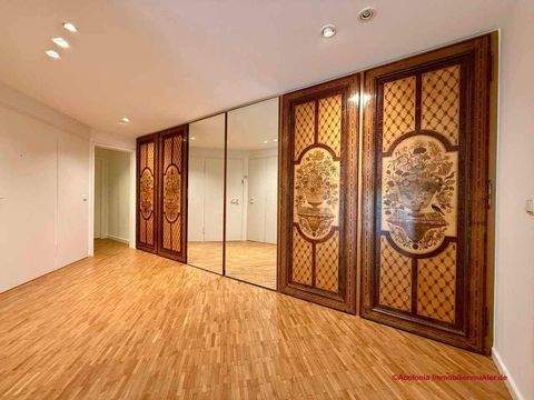 Eingangsbereich mit Intarsientüren