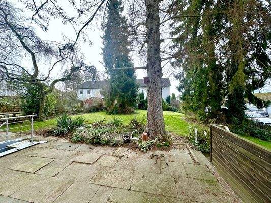 Terrasse mit Blick in den Garten