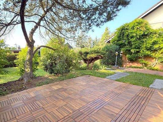 Terrasse mit Blick in den Garten