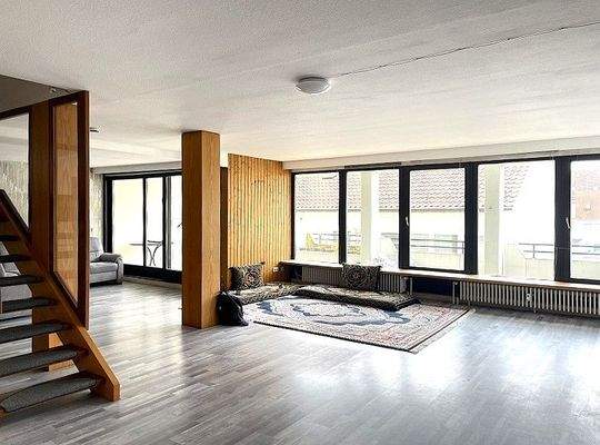 Wohnzimmer mit Ansicht zum OG und Balkon