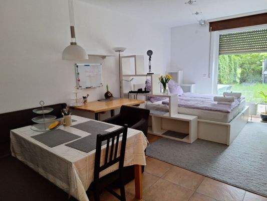 Wohnraum mit Blick zur Terrasse