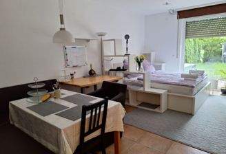 Wohnraum mit Blick zur Terrasse