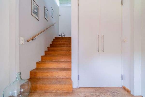 Treppen ins Obergeschoss