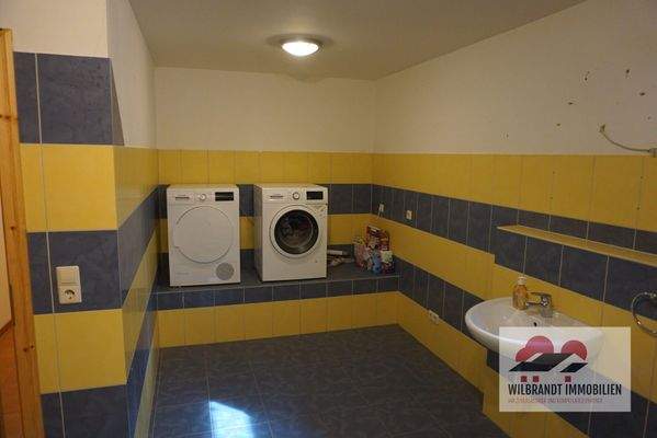 ...mit viel Platz für Waschmaschine und Trockner